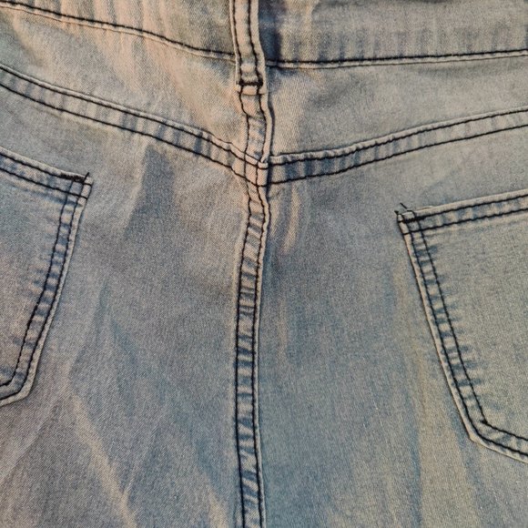 Jean Ruffle Bottom Cropped Jean Capri's Size 4XL - Picture 5 of 5